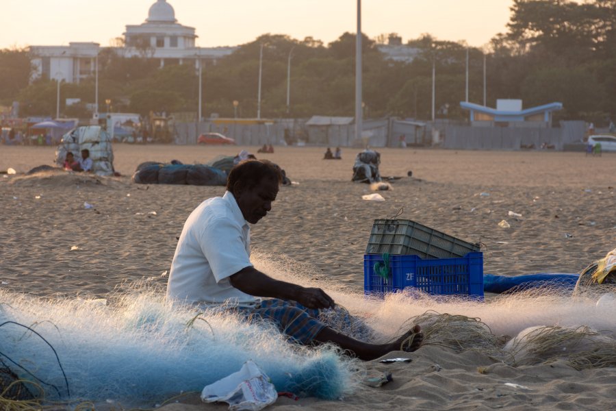 Pêcheur sur la plage de Marina à Chennai, Inde