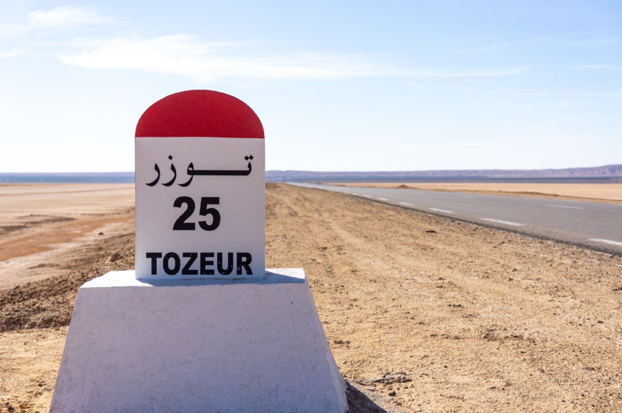 Panneau Tozeur sur la route en Tunisie