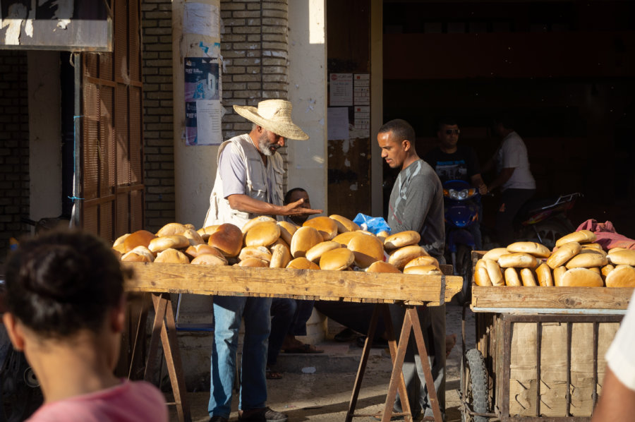 Vendeur de pain à Tozeur, Tunisie