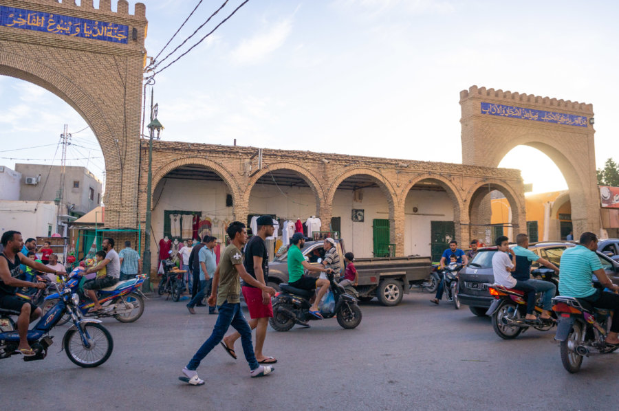Scooters dans la ville de Tozeur, Tunisie