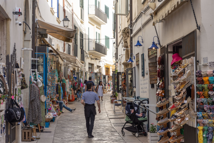 Rue touristique à Otranto, Italie