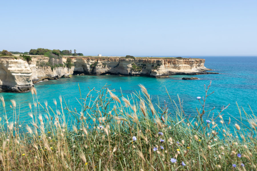 Mer et falaises à Sant'Andrea, Salento, Italie