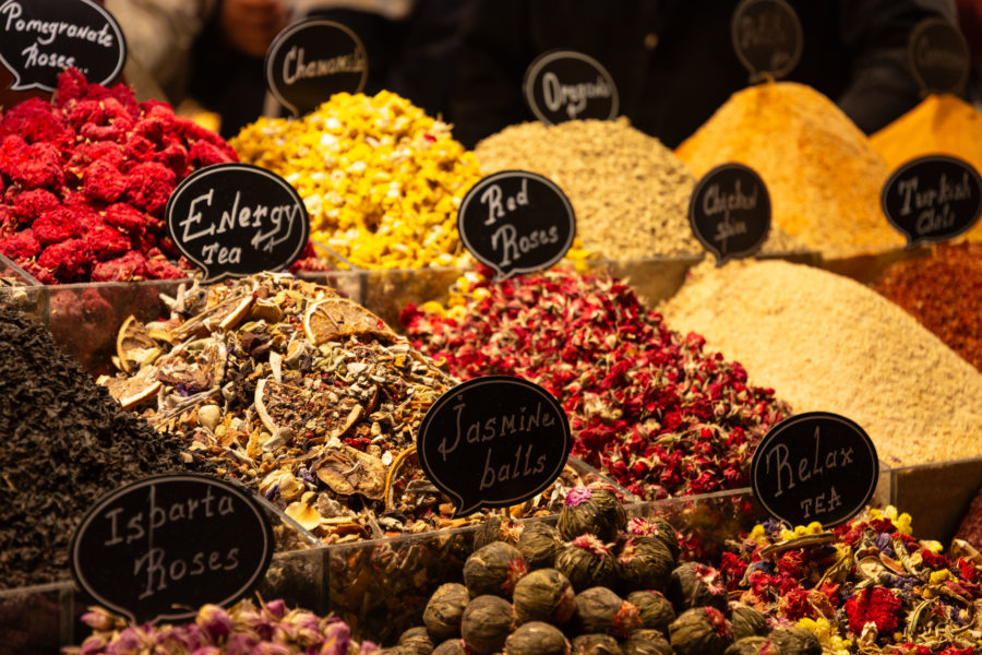 Fleurs et épices au bazar égyptien d'Istanbul