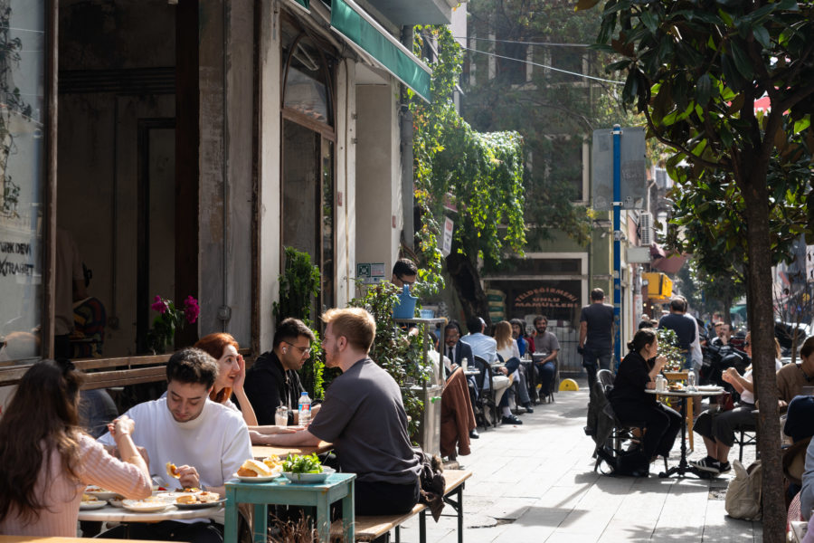 Brunch à Kadiköy, jeunes en terrasse à Istanbul