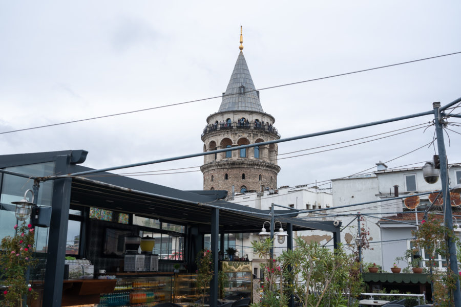 Café avec vue sur la tour Galata