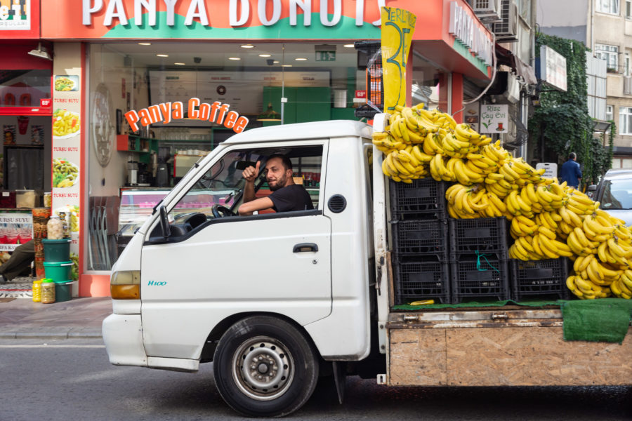 Camion transportant des bananes à Istanbul