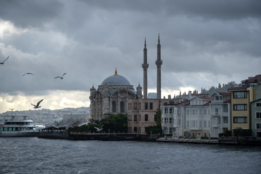 Mosquée d'Ortaköy vue depuis un bateau