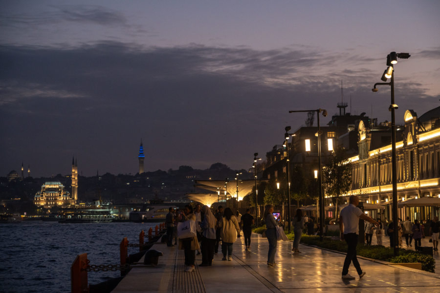 Promenade le long du Bosphore à Karaköy