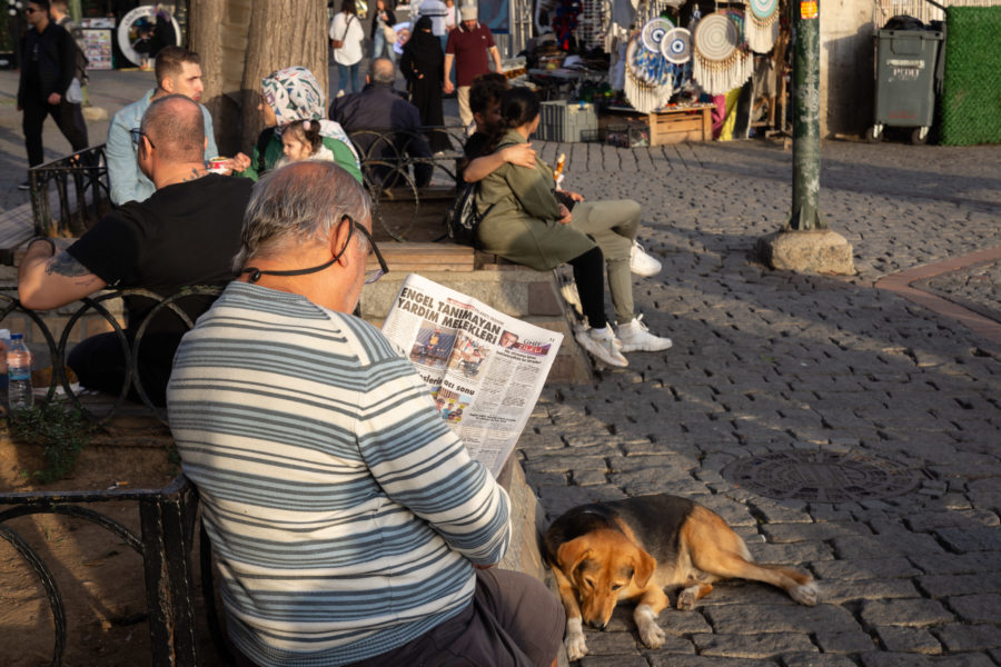 Bancs dans le quartier d'Ortaköy à Istanbul