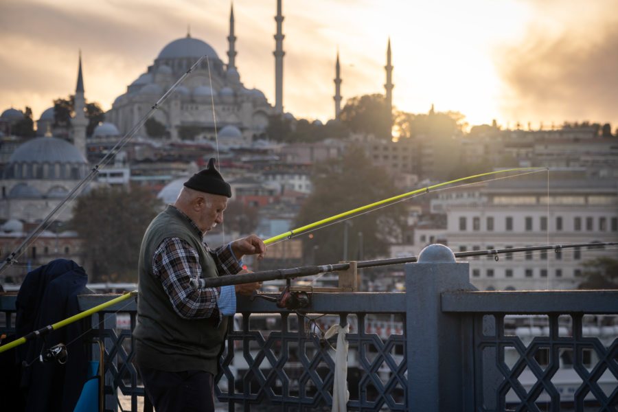 Pêcheur à Istanbul au coucher du soleil