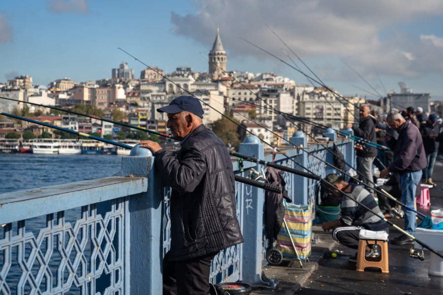 Pêcheurs sur le pont de Galata à Istanbul