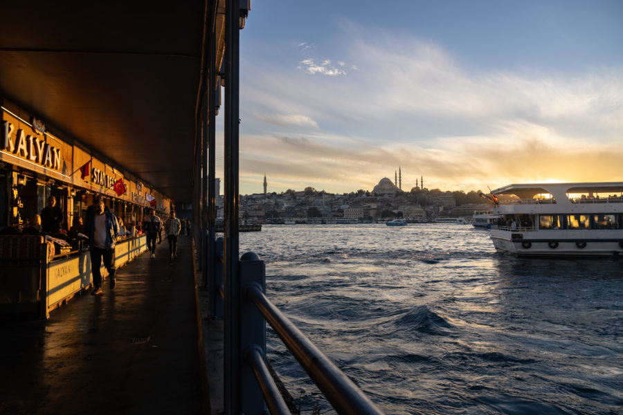 Pont de Galata à Istanbul au coucher du soleil