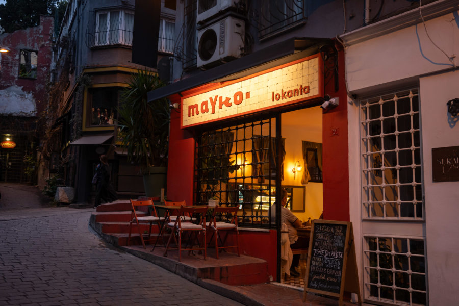 Restaurant dans une rue de Cukurcuma, Istanbul de nuit