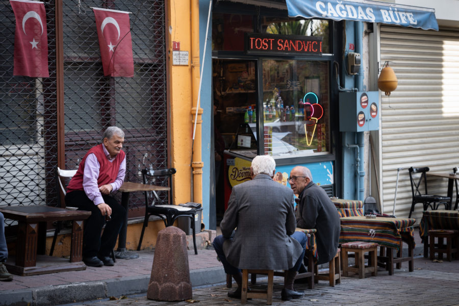 Scène de rue avec tabourets, Balat, Istanbul