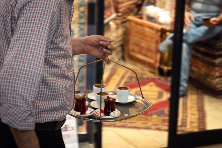 Thé et café sur un plateau en Turquie