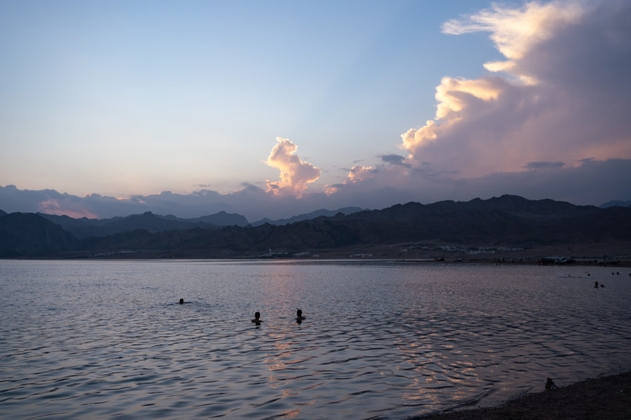 Baignade dans la lagune de Dahab au coucher du soleil