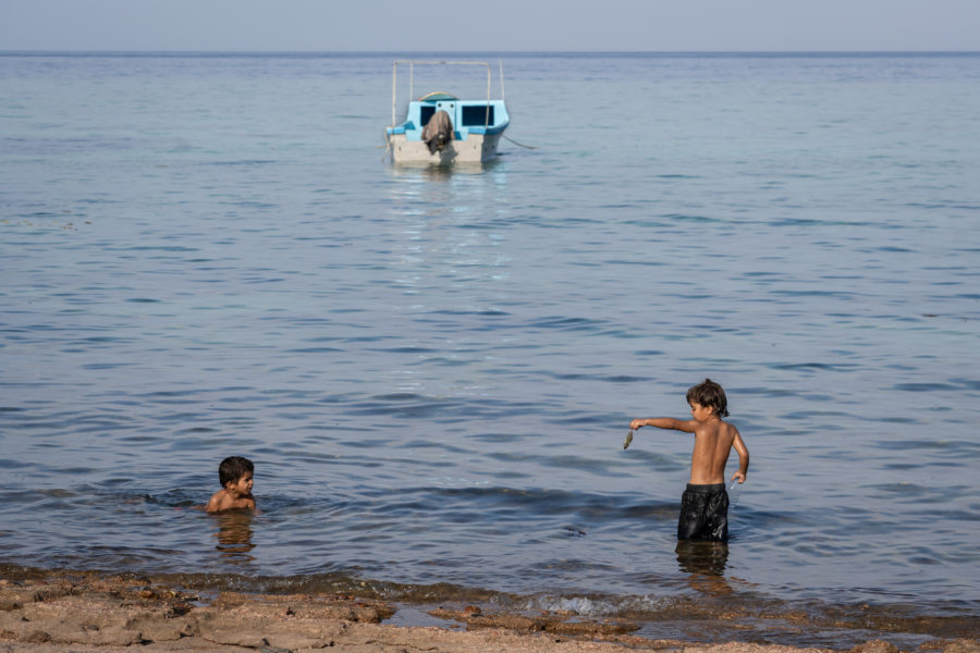 Enfants qui pêchent dans la Mer Rouge à Dahab