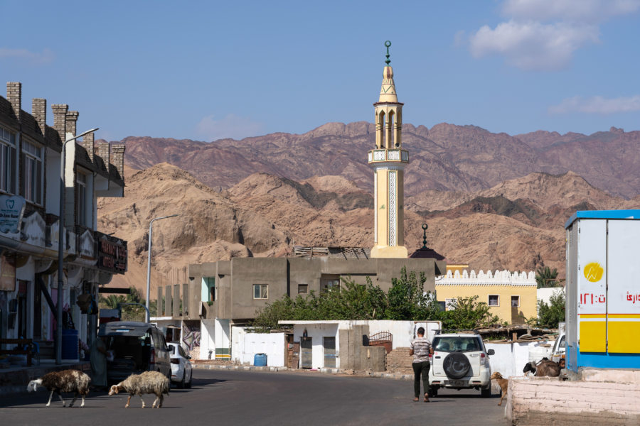 Mosquée et montagne au nord du village de Dahab