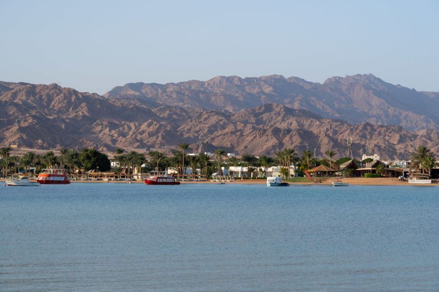 Lagune et montagnes à Dahab, Mer Rouge