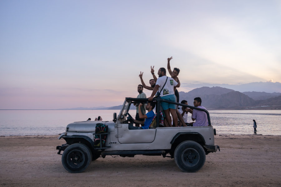 Jeunes Egyptiens joyeux dans une jeep à la lagune de Dahab