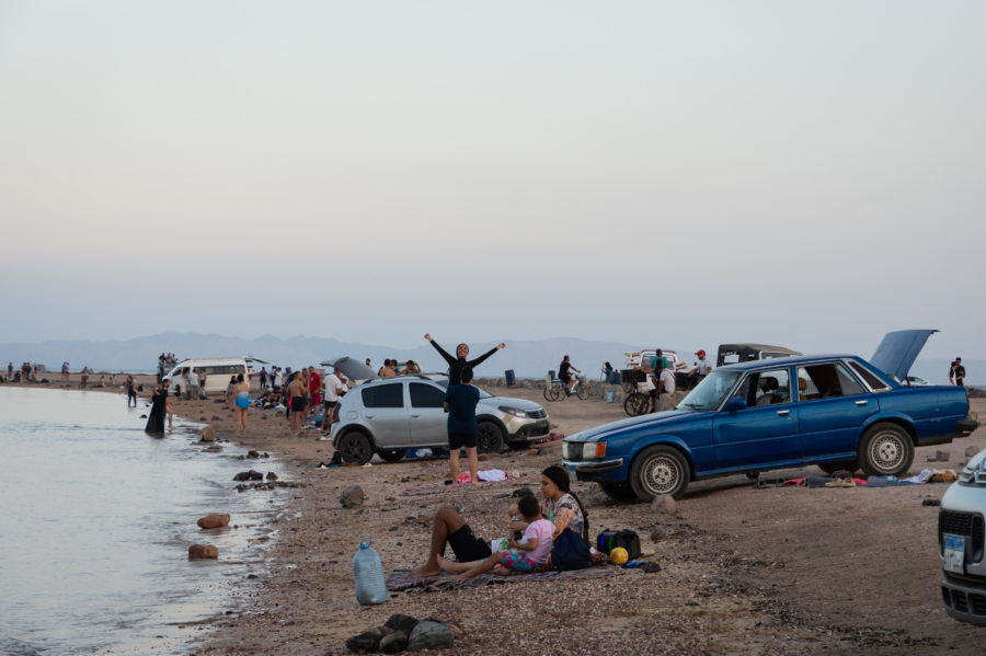 Voitures sur la plage de la lagune à Dahab