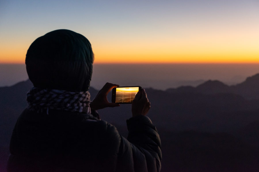 Touriste sur le Mont Sinaï au lever du soleil