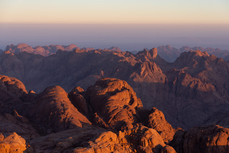 Paysages de roches rouges, le Mont Sinaï au lever du soleil