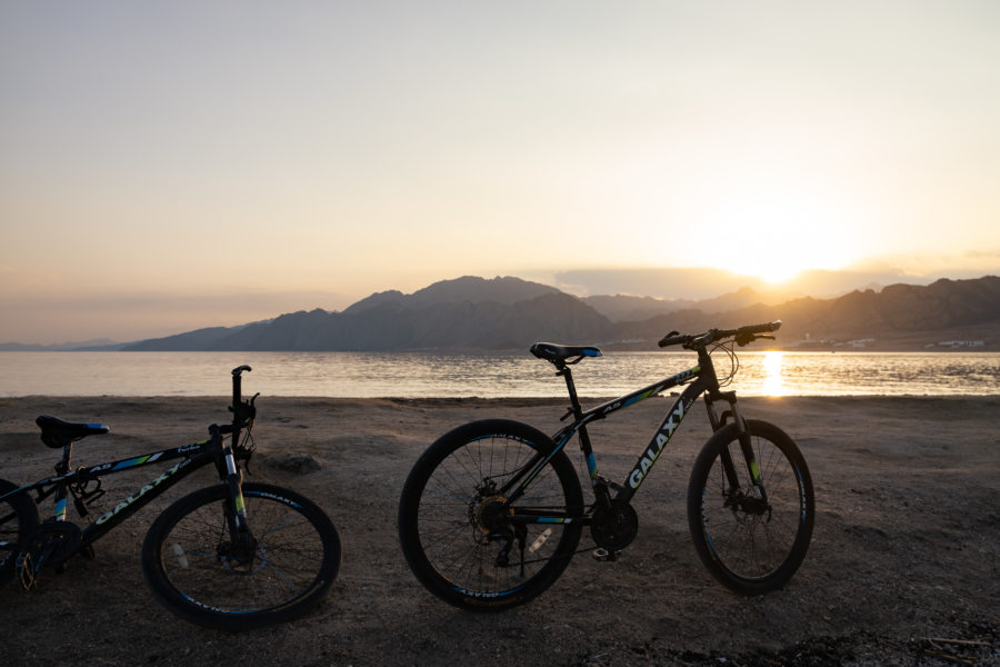 Vélo à Dahab, coucher de soleil sur la Mer rouge