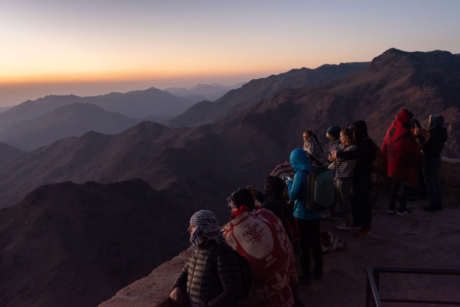 Voyage sur le Mont Sinaï : randonneurs au lever du soleil