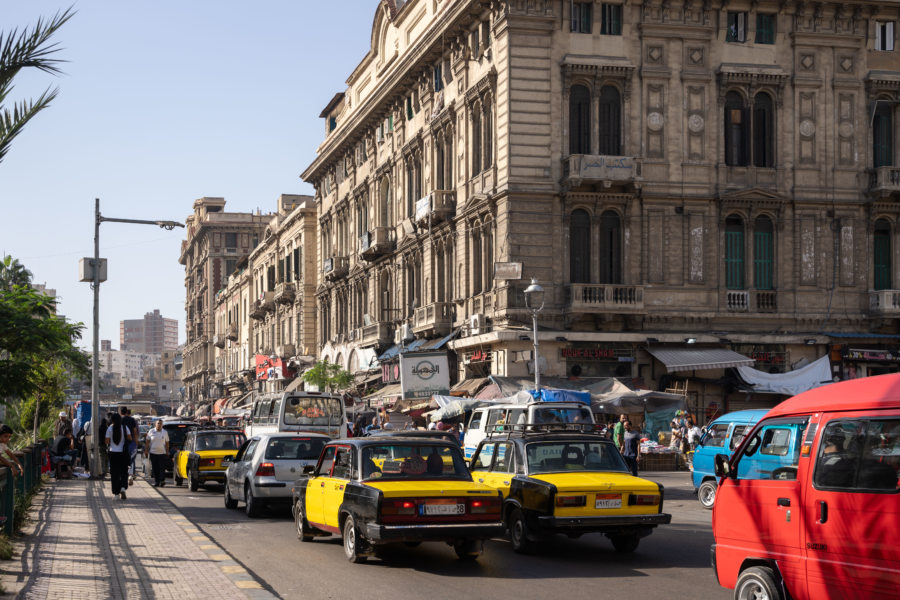 Rue embouteillée à Alexandrie, Egypte