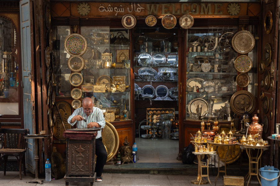 Antiquaire au bazar du Caire islamique, Egypte