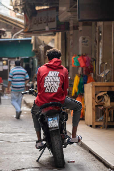 Antisocial sur un scooter au souk d'Alexandrie