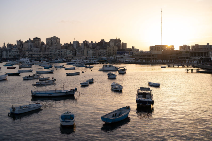 Baie d'Alexandrie en Egypte au coucher du soleil