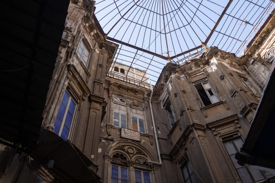 Café au milieu du souk d'Alexandrie en Egypte