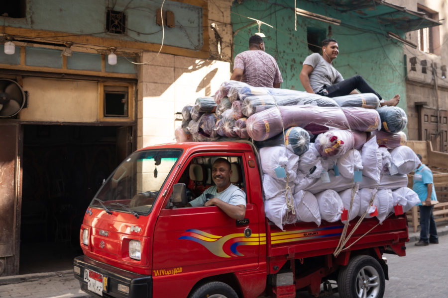 Camion entre mosquée bleue et Bab Zuweila au Caire