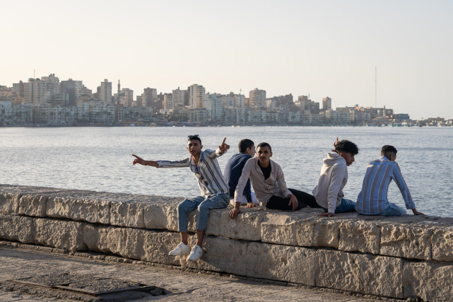 Jeunes amis égyptiens sur la corniche d'Alexandrie