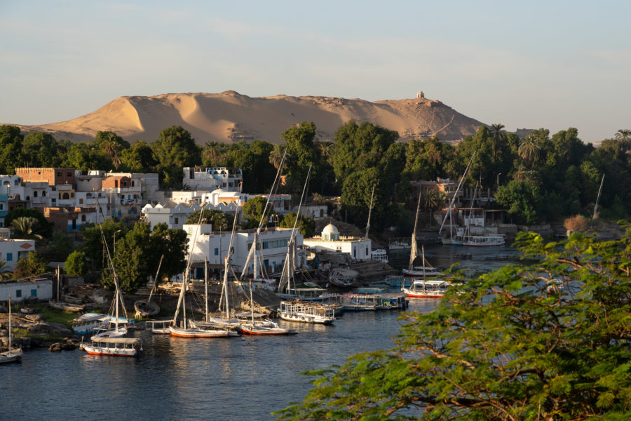 Vue sur l'île Éléphantine depuis le jardin Feryal à Assouan