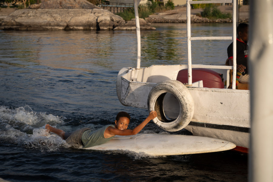 Enfant d'Assouan accroché au bateau sur le Nil