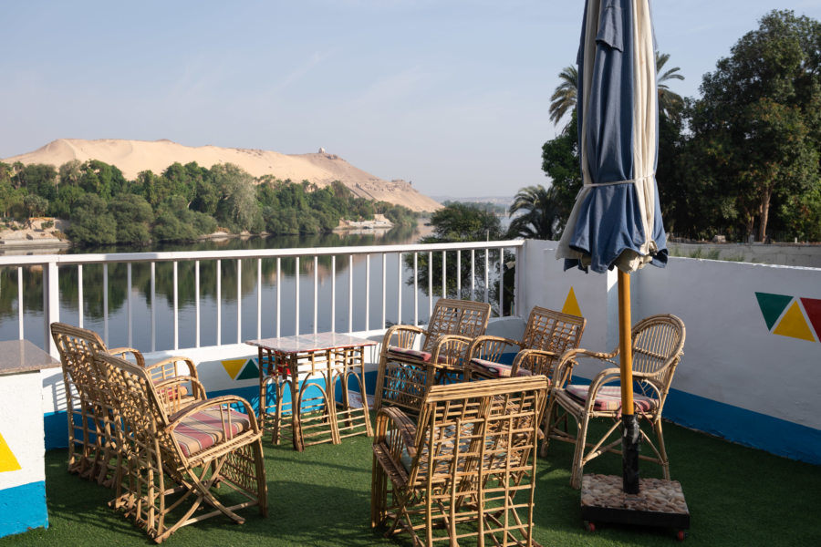 Terrasse de l'hôtel à Assouan avec vue sur le Nil