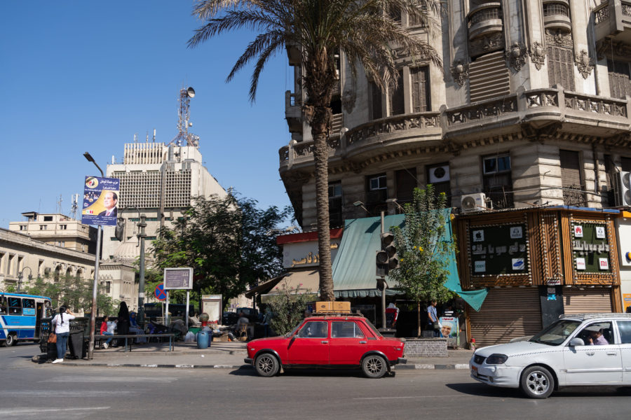 Centre-ville du Caire : voitures et immeubles