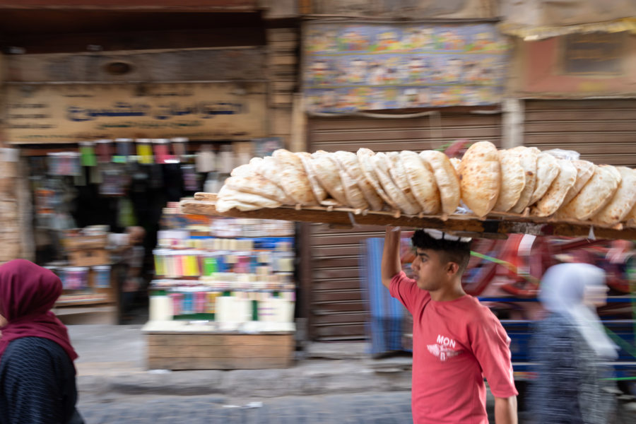 Livreur de pain au Caire, Egypte