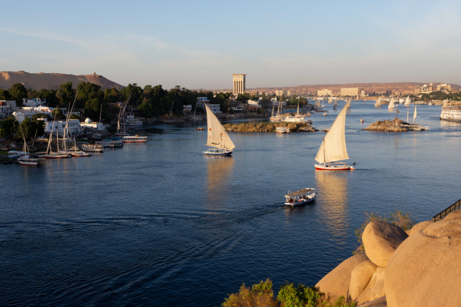 Vue sur le Nil et les felouques à Assouan, Egypte