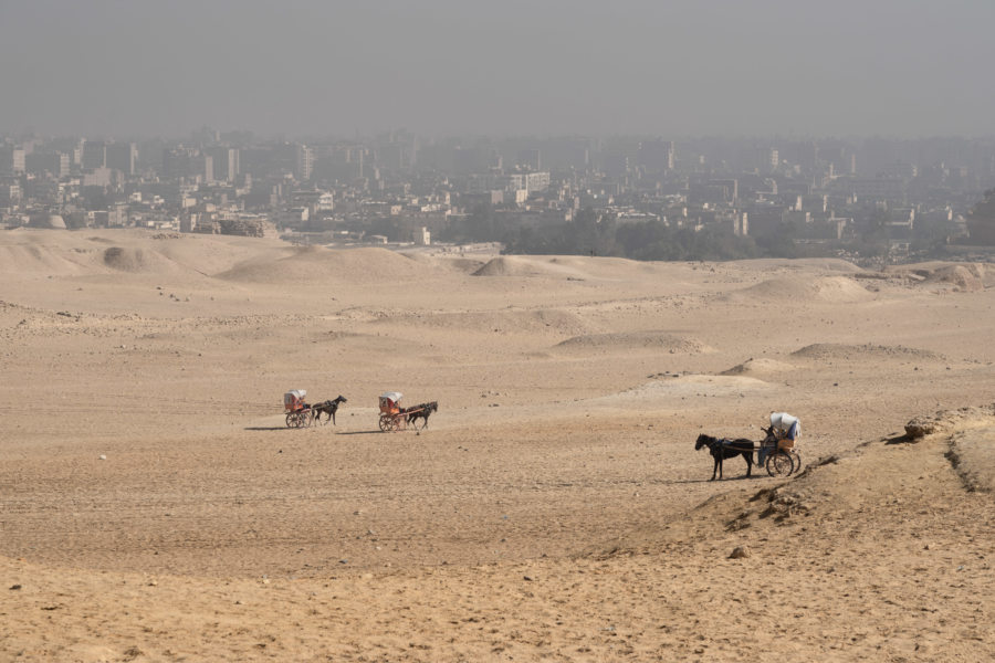 Paysage poussiéreux entre Gizeh et Le Caire