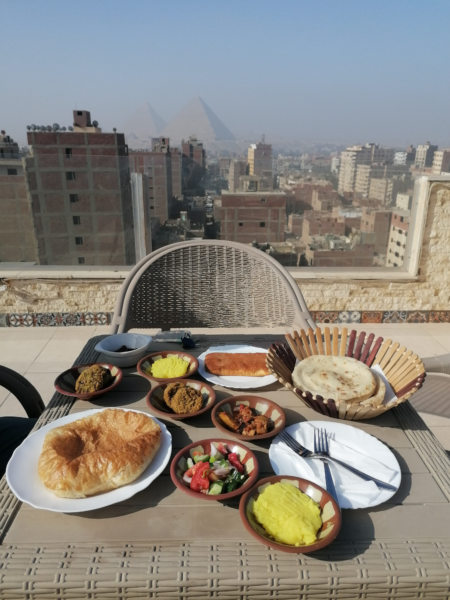 Petit déjeuner avec vue sur les pyramides à Gizeh