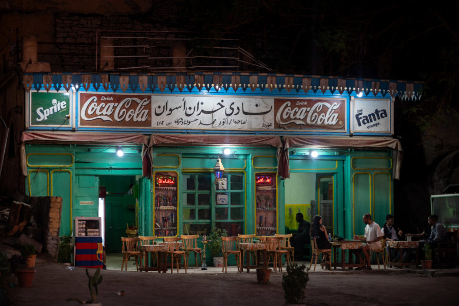 Petit restaurant à Assouan de nuit