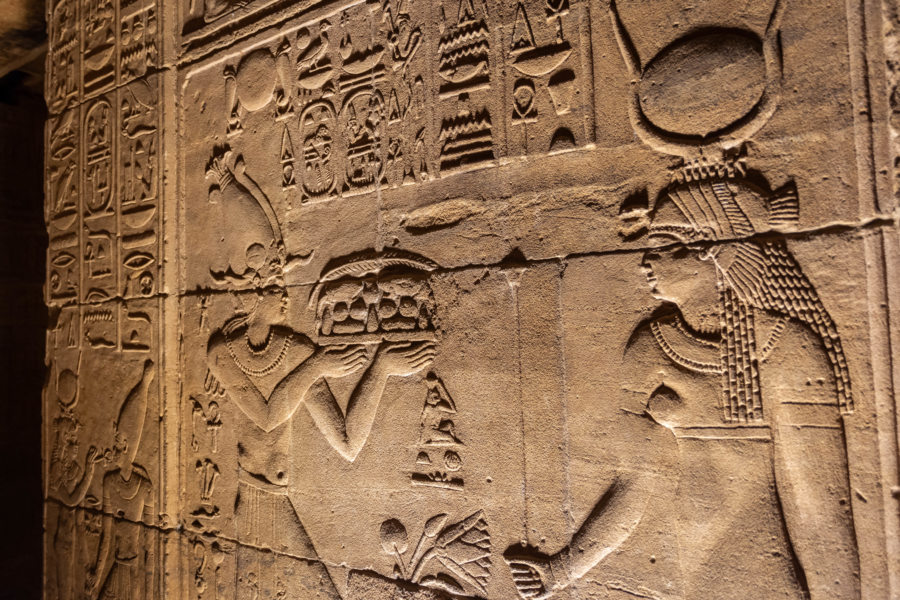 Bas-reliefs dans le temple de Philae à Assouan