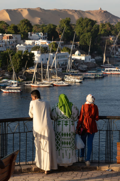 Promeneurs dans le jardin Feryal à Assouan