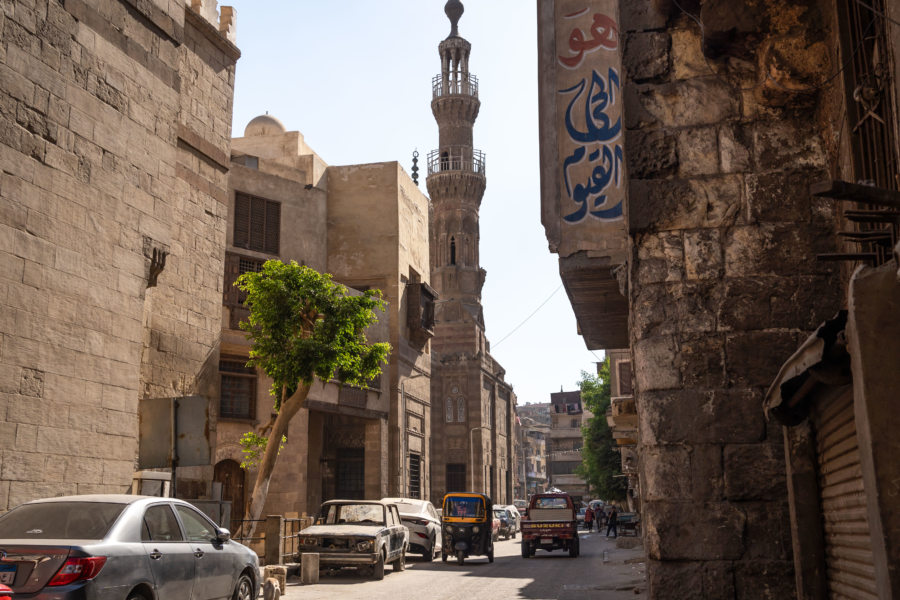 Rue du vieux Caire islamique en Egypte