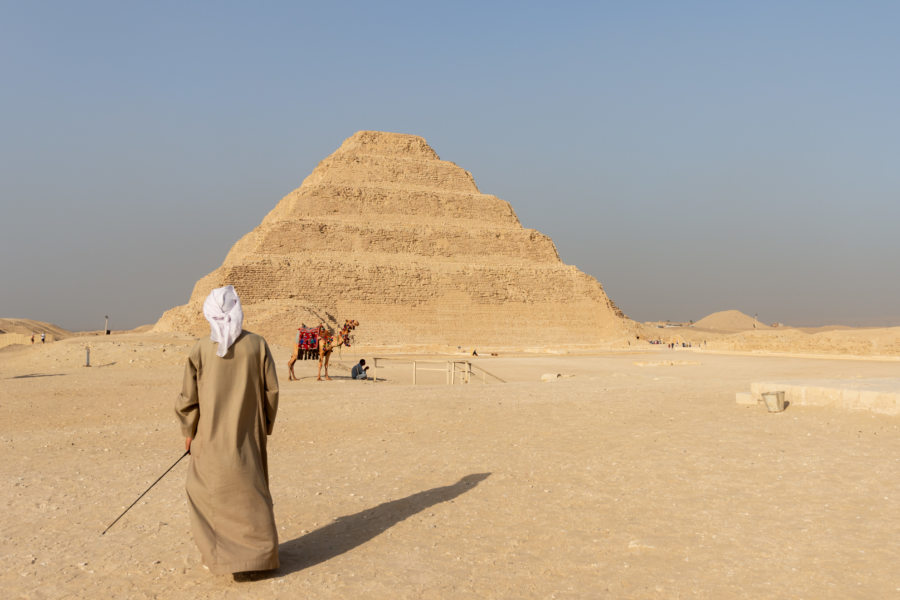 Pyramide de Djeser et bedouin à Saqqarah