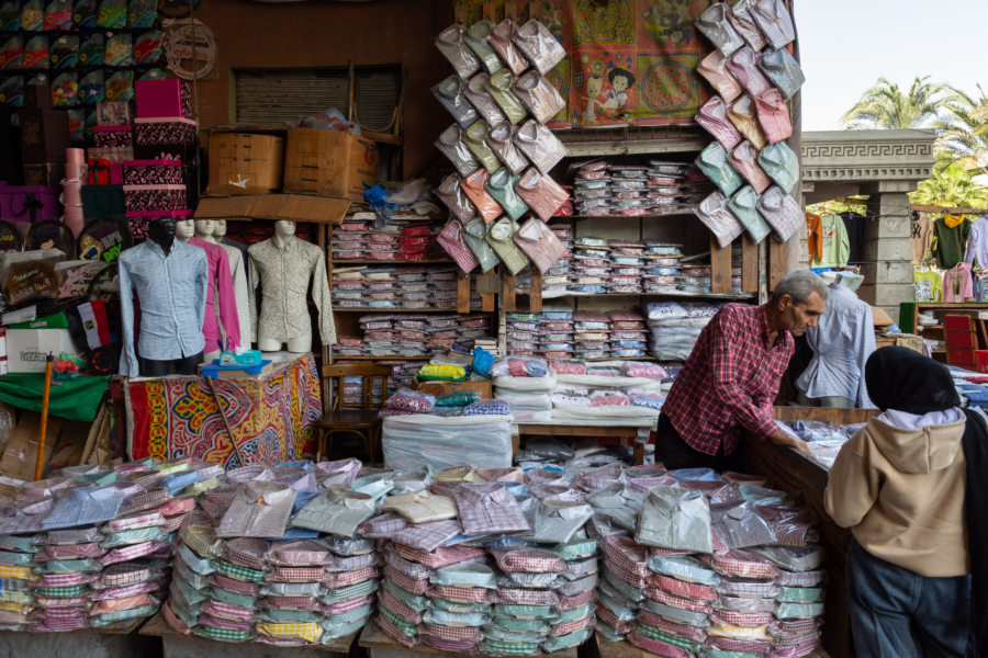 Vendeur de chemises au souk à Alexandrie